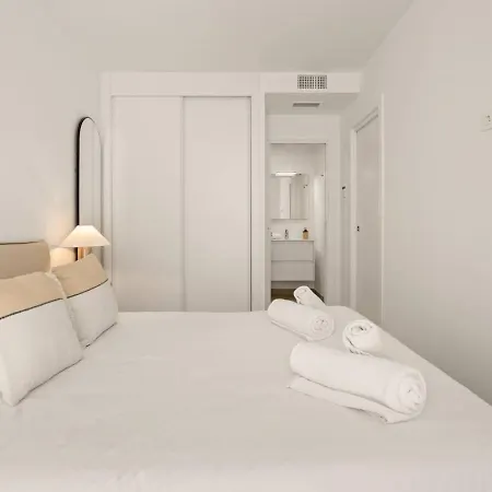 1br Beachfront - Walk To Center And Marina
